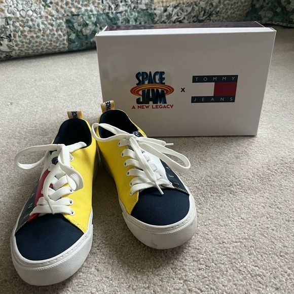 Tommy Hilfiger tweety bird sneakers with space jam logo on the side size 6 - Picture 4 of 5